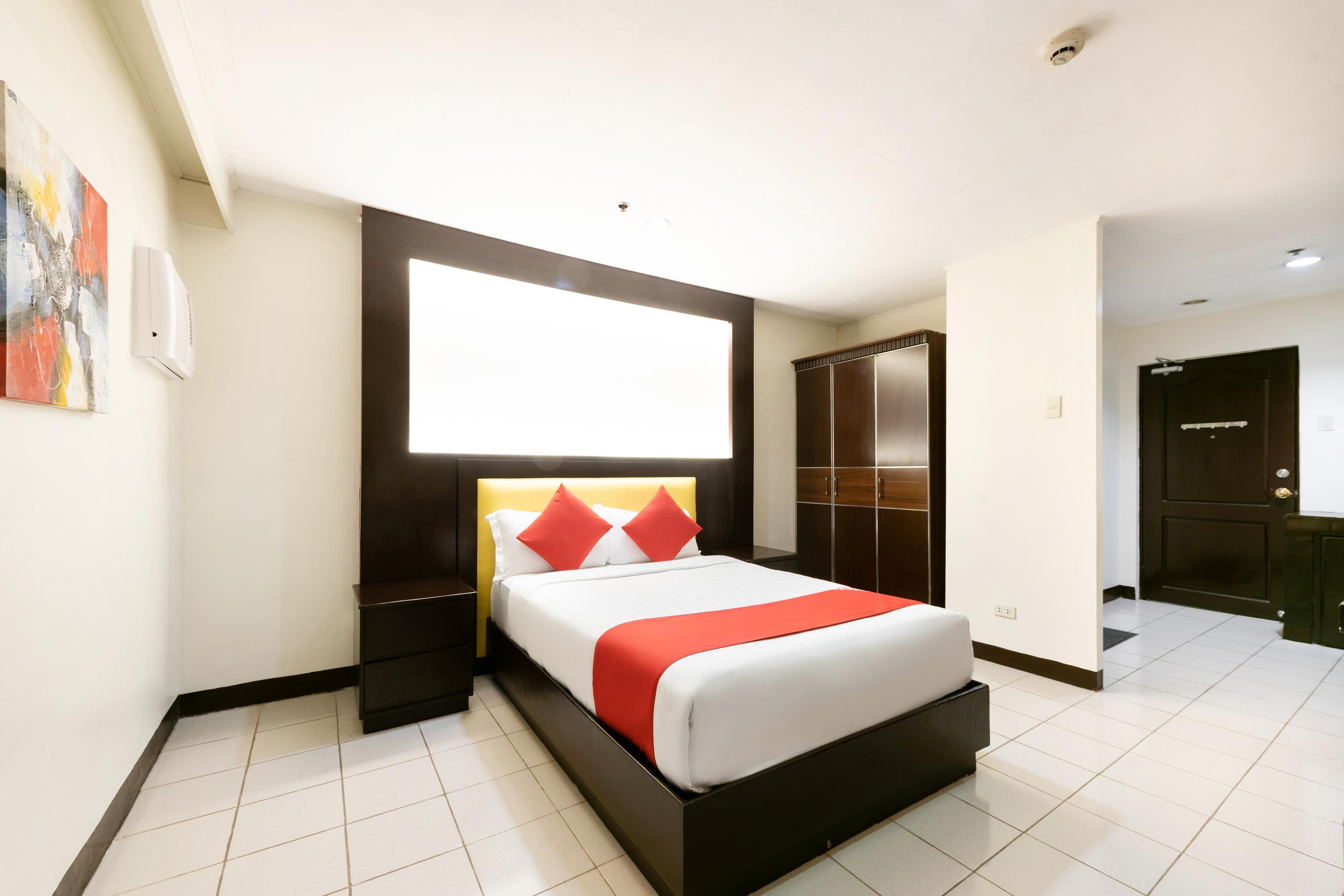 Oyo 115 Northridge Mansions Hotel Кесон Сити Екстериор снимка