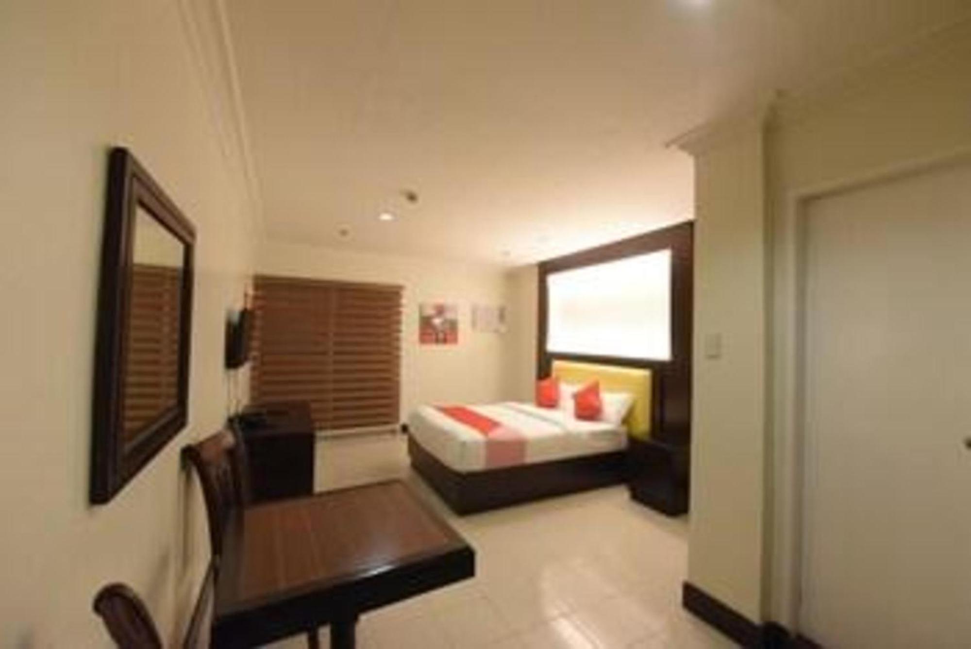 Oyo 115 Northridge Mansions Hotel Кесон Сити Екстериор снимка