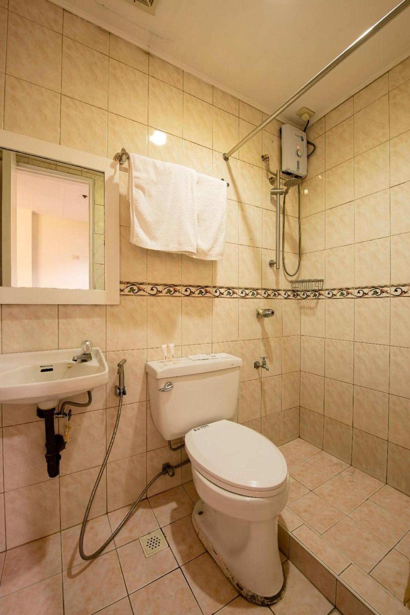 Oyo 115 Northridge Mansions Hotel Кесон Сити Екстериор снимка