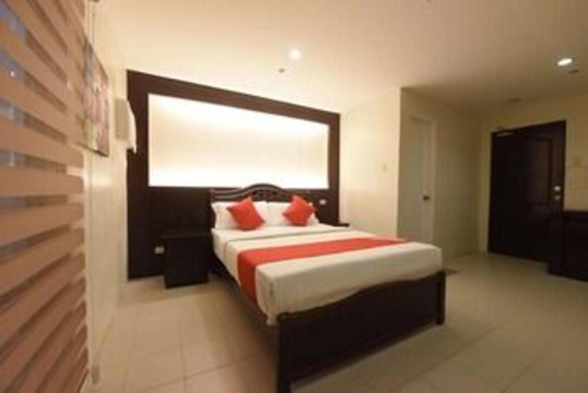 Oyo 115 Northridge Mansions Hotel Кесон Сити Екстериор снимка