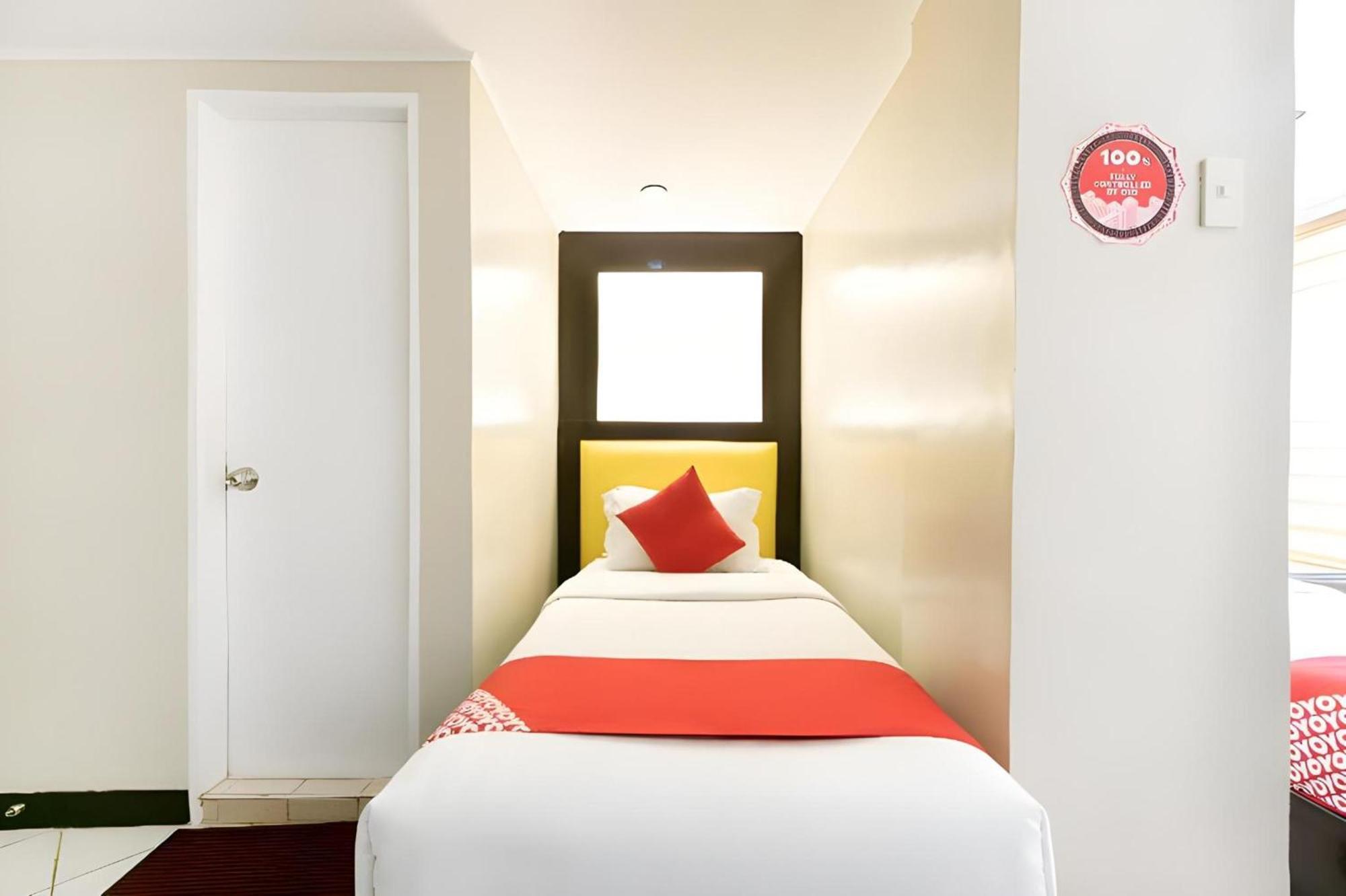 Oyo 115 Northridge Mansions Hotel Кесон Сити Екстериор снимка
