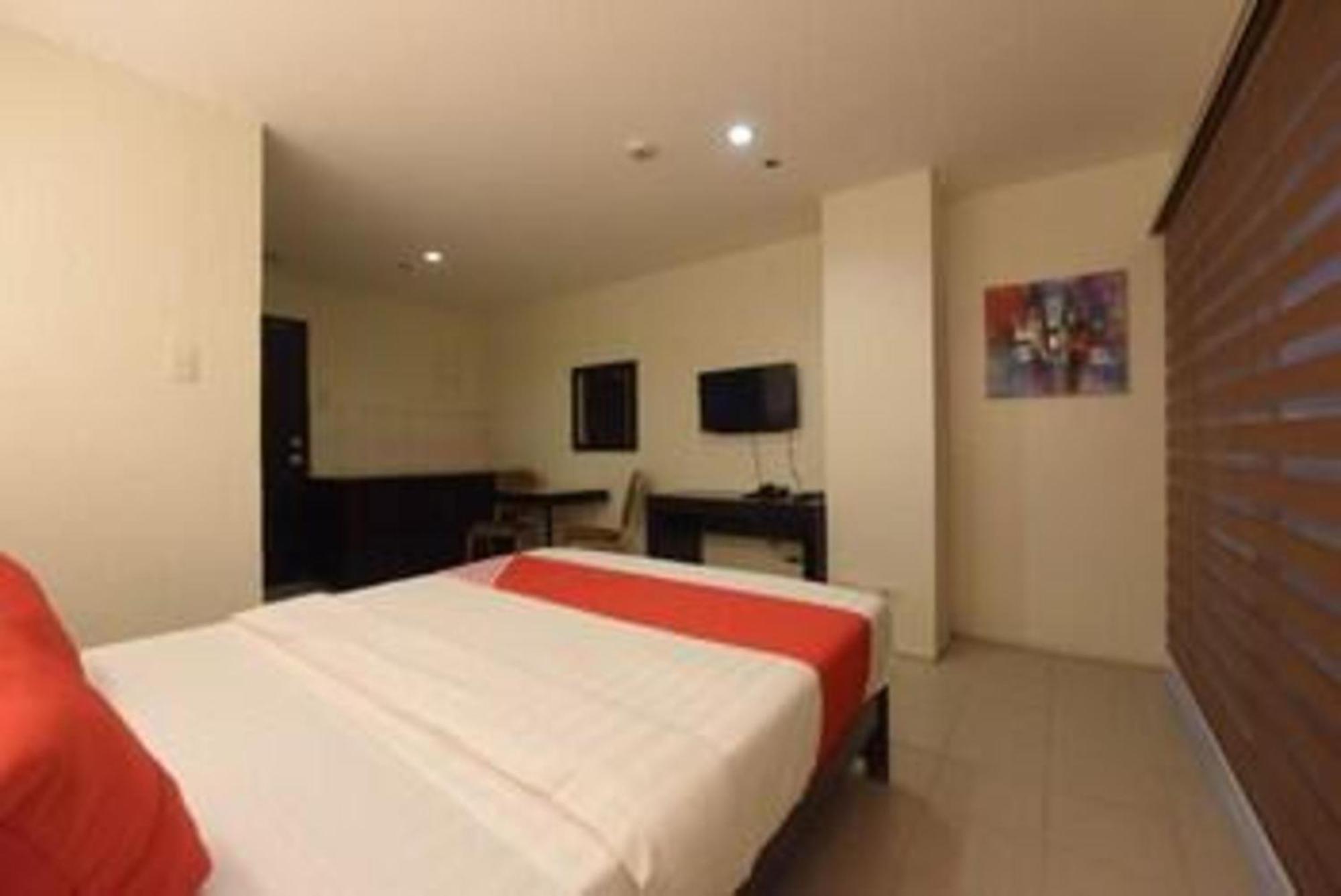 Oyo 115 Northridge Mansions Hotel Кесон Сити Екстериор снимка