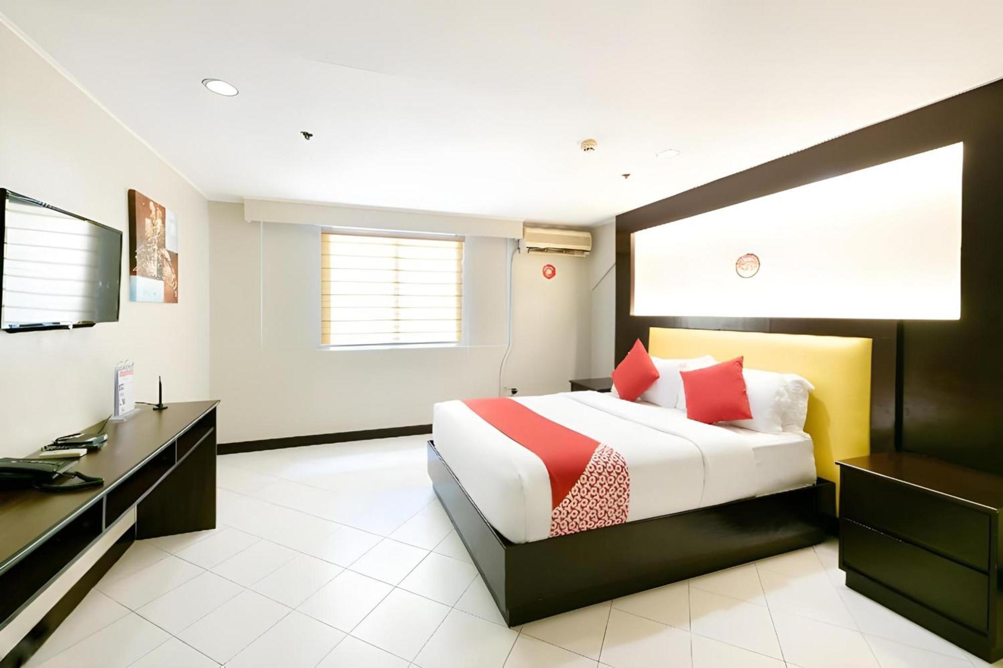 Oyo 115 Northridge Mansions Hotel Кесон Сити Екстериор снимка