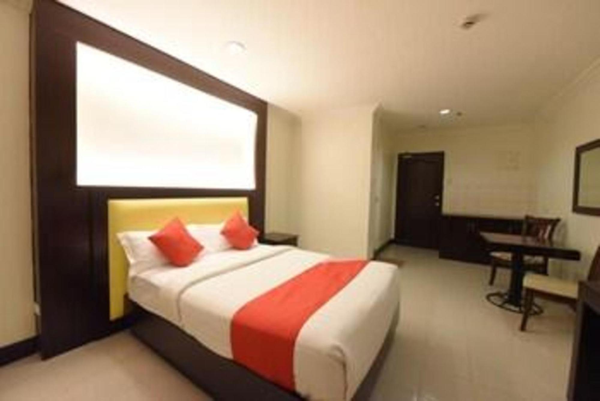 Oyo 115 Northridge Mansions Hotel Кесон Сити Екстериор снимка