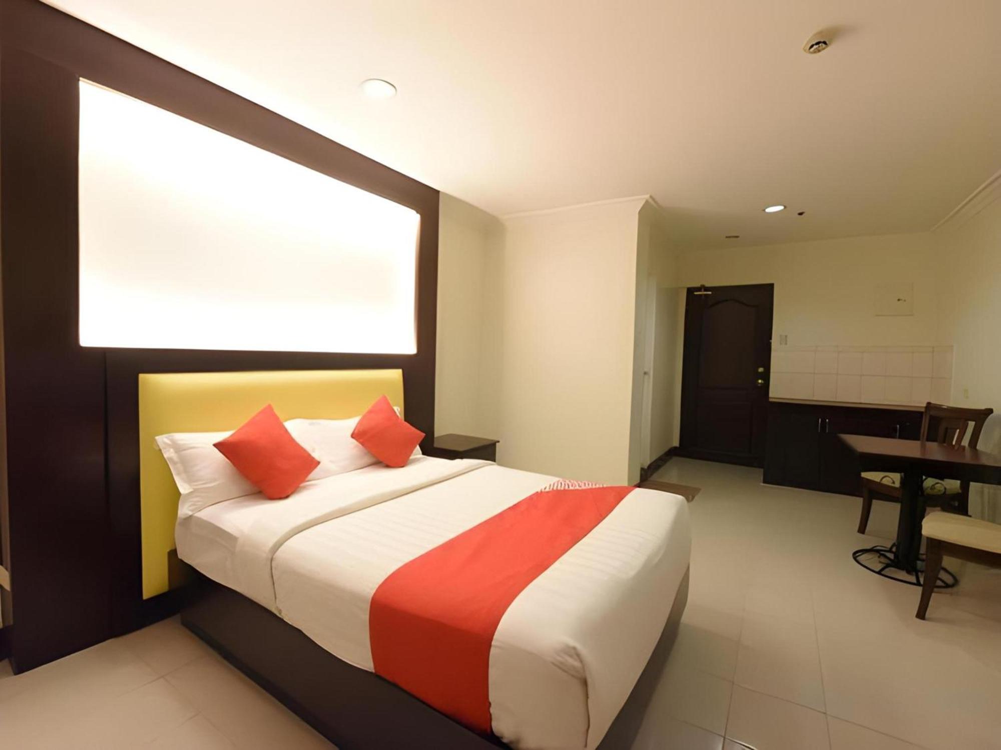 Oyo 115 Northridge Mansions Hotel Кесон Сити Екстериор снимка