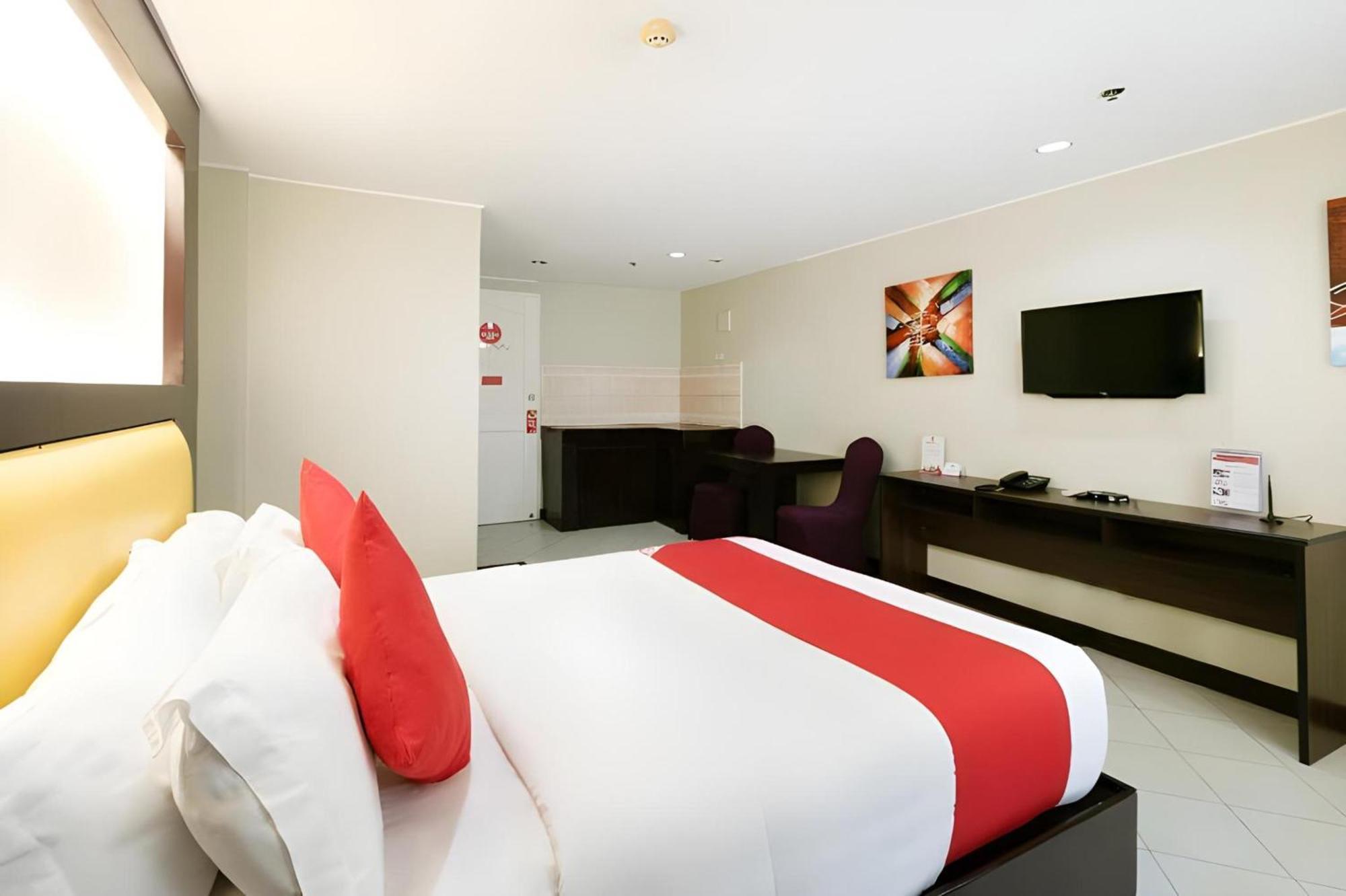 Oyo 115 Northridge Mansions Hotel Кесон Сити Екстериор снимка