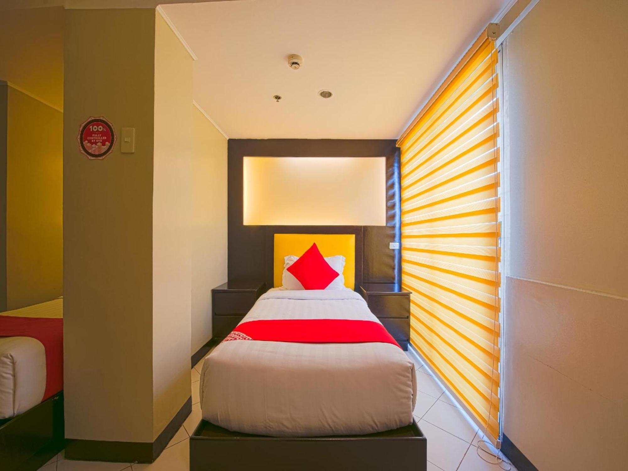 Oyo 115 Northridge Mansions Hotel Кесон Сити Екстериор снимка