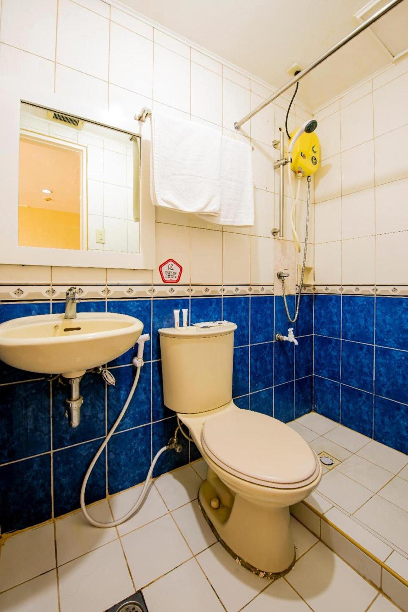 Oyo 115 Northridge Mansions Hotel Кесон Сити Екстериор снимка