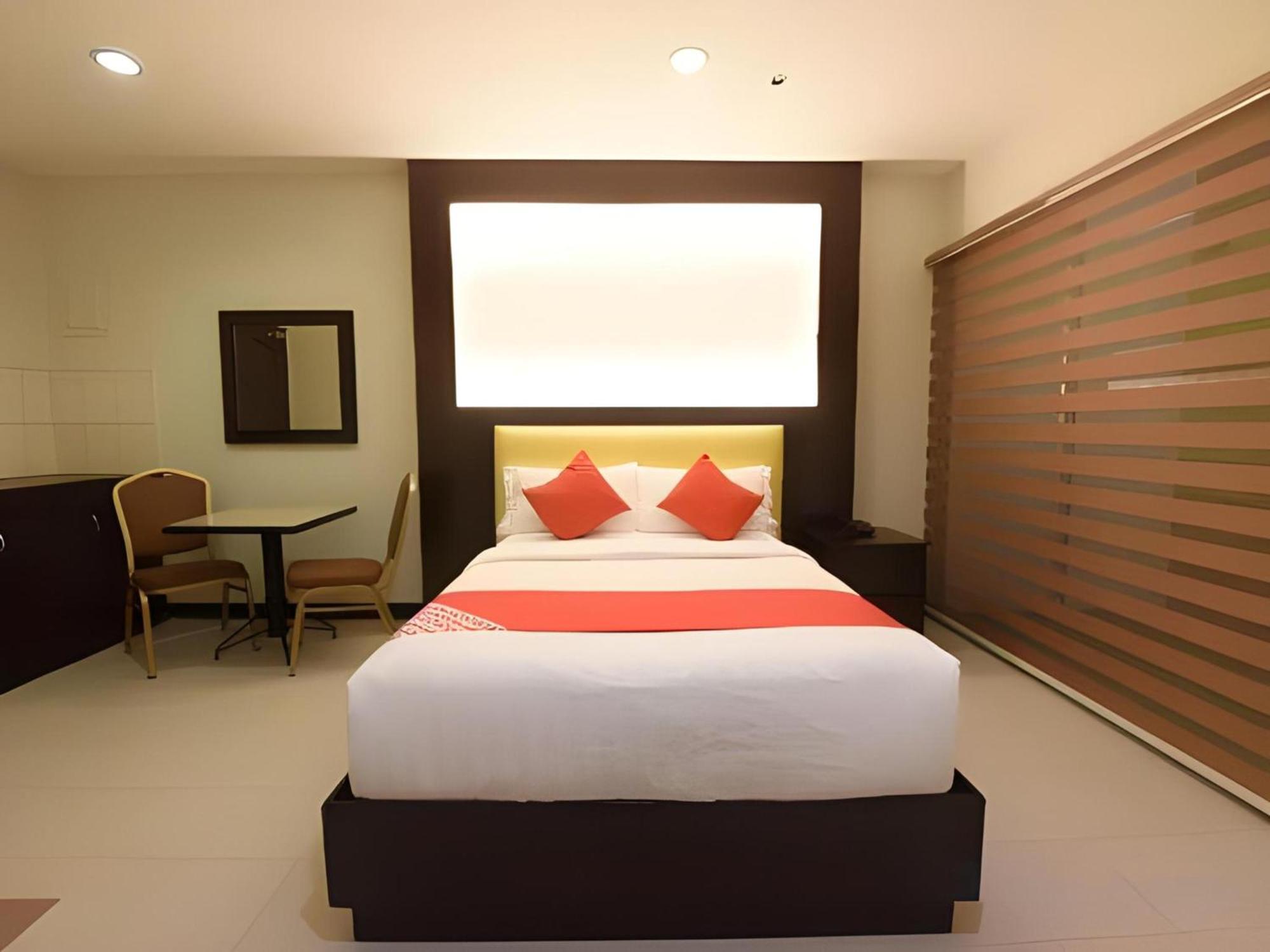 Oyo 115 Northridge Mansions Hotel Кесон Сити Екстериор снимка
