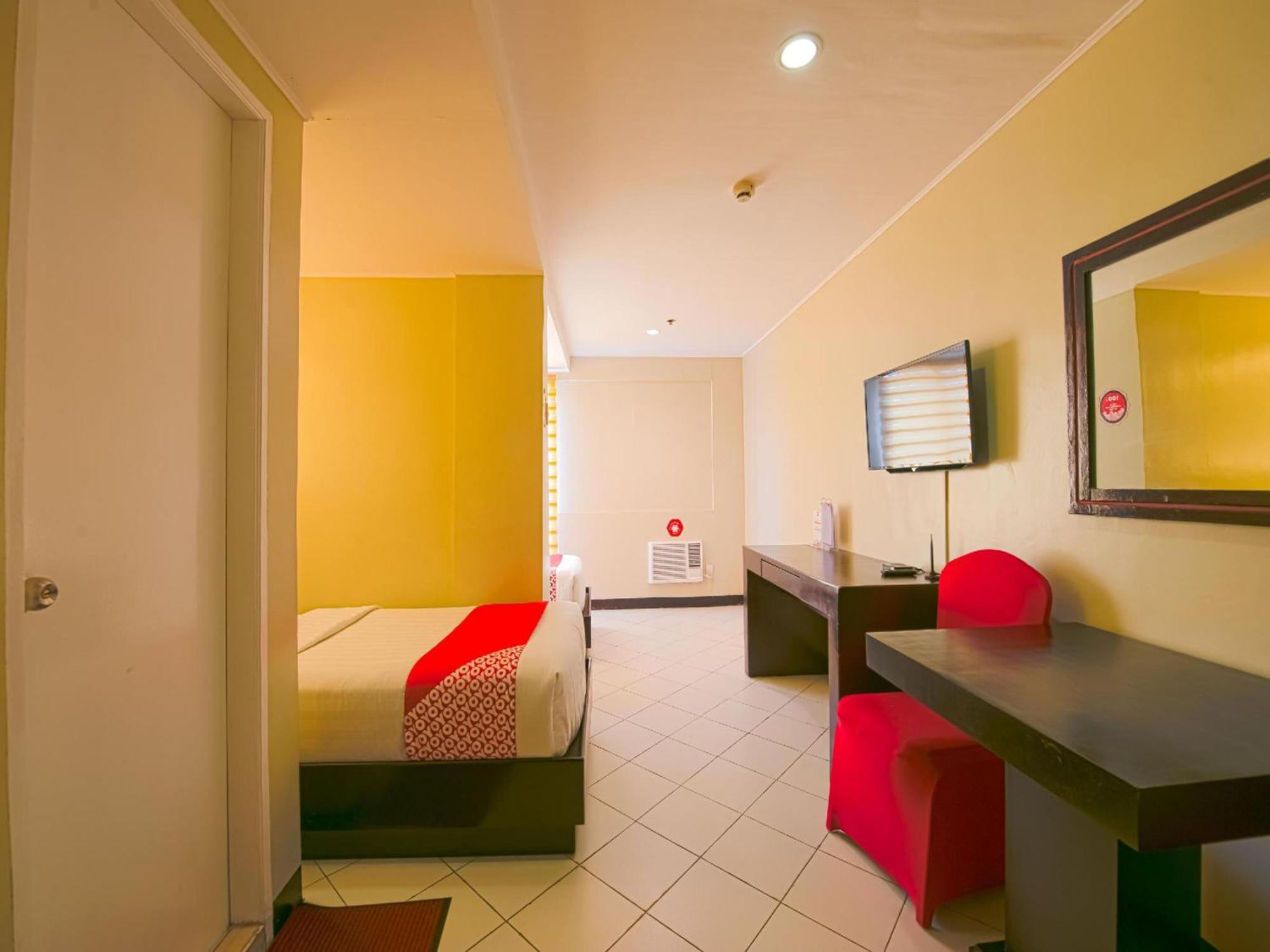 Oyo 115 Northridge Mansions Hotel Кесон Сити Екстериор снимка