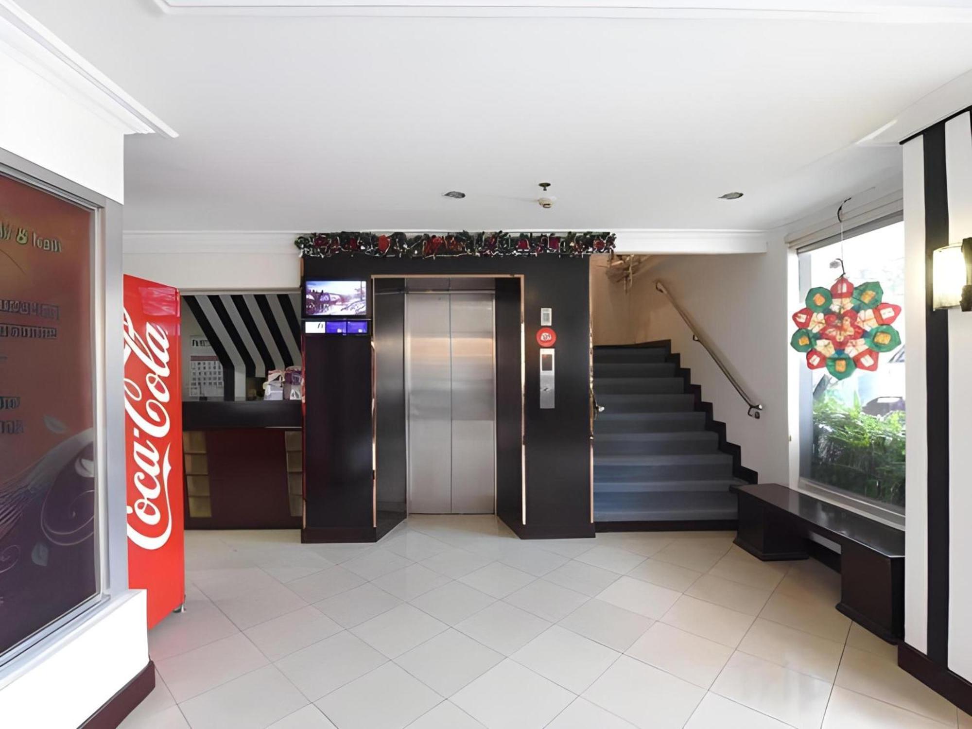 Oyo 115 Northridge Mansions Hotel Кесон Сити Екстериор снимка